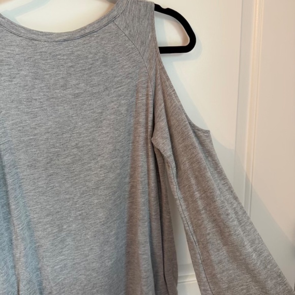 BB Dakota Gray Long Sleeved Cold Shoulder Top Small great condition - Picture 3 of 6